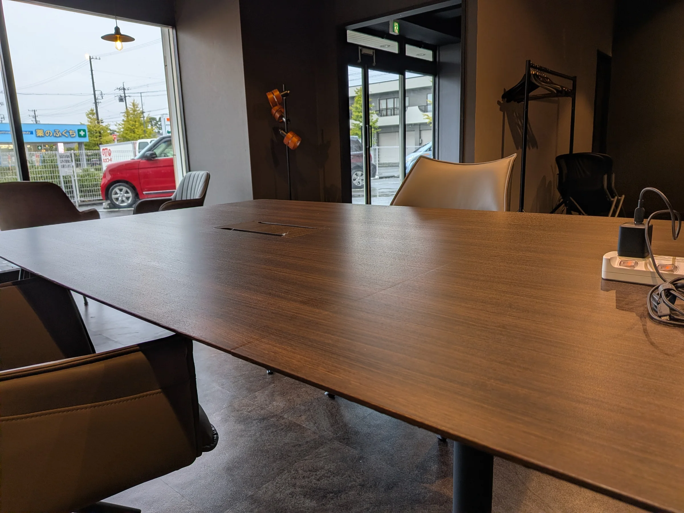 YAIZU LOUNGEの大型テーブル